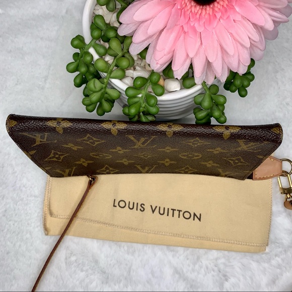 LOUIS VUITTON Monogram Bucket Pouch GM with Louis Vuitton Strap- removable - Picture 6 of 16